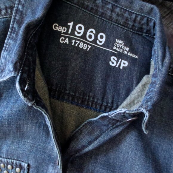 Gap 1969 Dark Blue Denim Button Down Jeans Shirt with Silver Stud Pocket Details - Picture 6 of 6